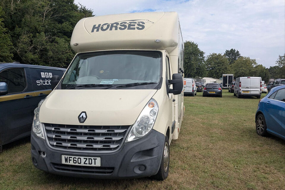 【現地レポ】欧州製ホースボックスで馬運車の概念が変わる！英国障害馬術競技で見た日本の知らない"馬と暮らす"世界