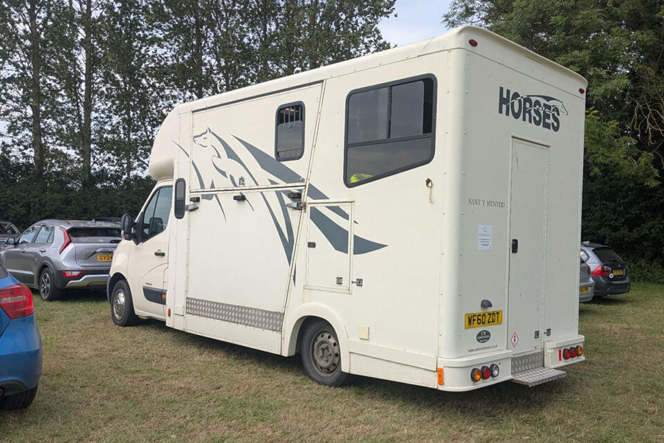 【現地レポ】欧州製ホースボックスで馬運車の概念が変わる！英国障害馬術競技で見た日本の知らない"馬と暮らす"世界