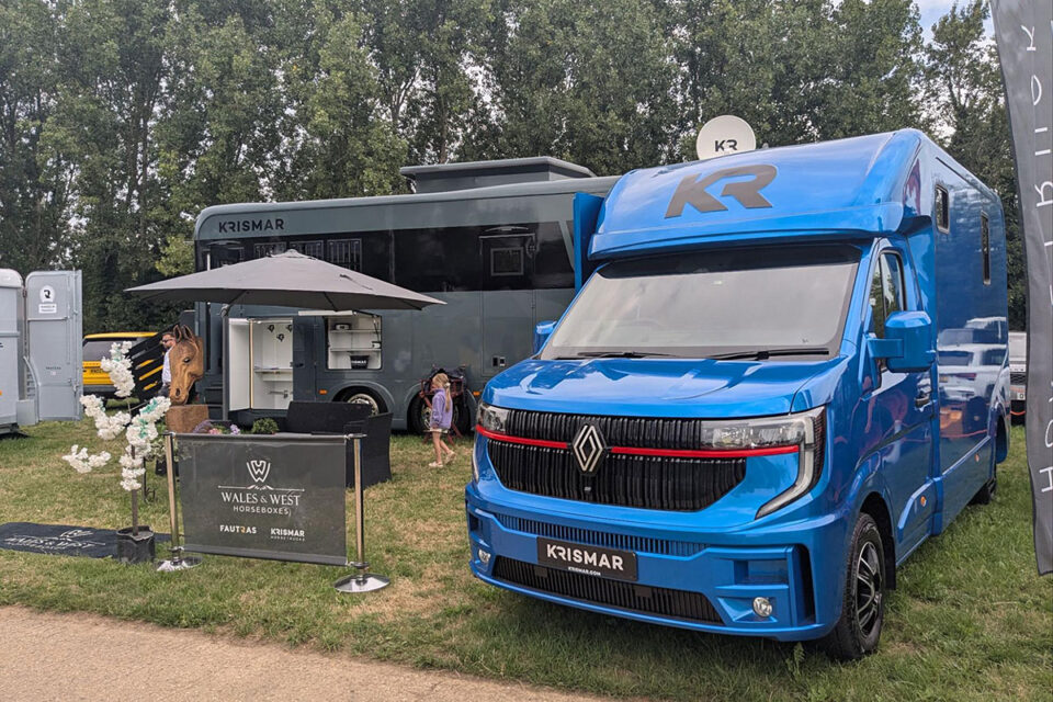 【現地レポ】欧州製ホースボックスで馬運車の概念が変わる！英国障害馬術競技で見た日本の知らない"馬と暮らす"世界