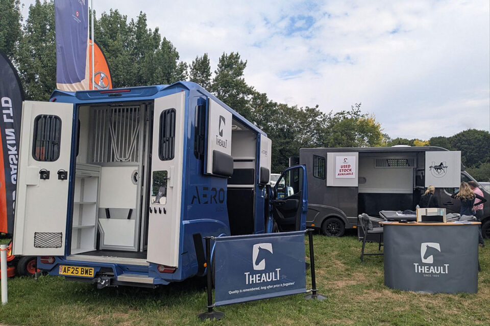 【現地レポ】欧州製ホースボックスで馬運車の概念が変わる！英国障害馬術競技で見た日本の知らない"馬と暮らす"世界